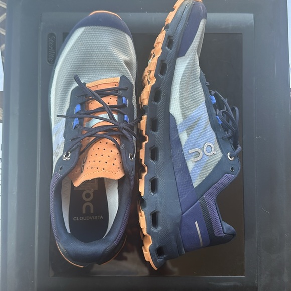 On Cloud sneakers - Like New -Excellent condition- worn about 4 times. - Picture 3 of 7